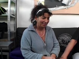 Dicke deutsche Frau kann mit 2 harten schlongs umgehen