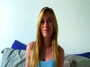 Mädchenliebe masturbiert mit allen möglichen Sachen VID-18