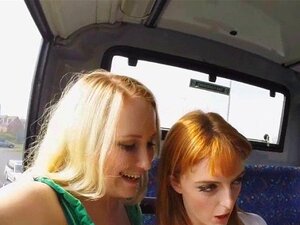 Aasialainen tyttö käytti seksilelua ja paukutti pilluaan