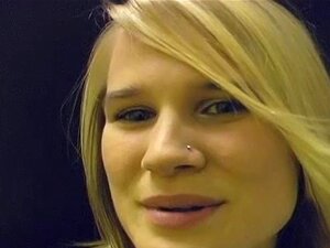 Плавуша пуши беле цигарете у доњем