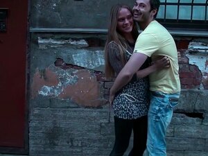 Lustvolles Paar Nacktheitsblitz und nackter Oralsex im Park,