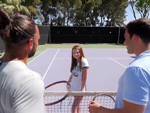 Tennis-Babe Mazy Myers holt sich eine geile Pause vom Platz, um