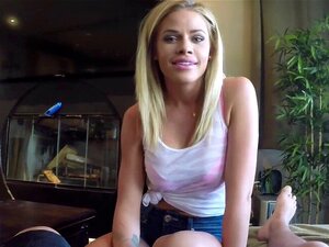 Busige Süße fickt Stiefvater für Autoschlüssel POV. Blonde Süße
