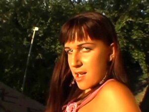 Wunderschönes Outdoor-Ficken. Sexy Babe lässt sich draußen ihre