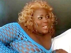 Vadia negra afro quente e gordinha chupando um pau preto grande
