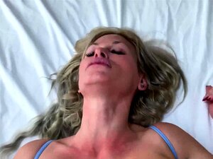 Komm und befriedige deine Lust mit einer vollbusigen blonden