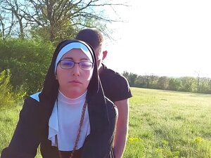 Diese Nonne bekommt ihren Arsch mit Sperma gefüllt, bevor sie in die