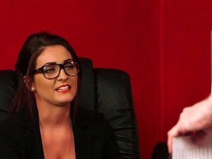 Vollbusige cfnm-Babe lacht. Vollbusige CFNM-Babe lacht über Verlierer