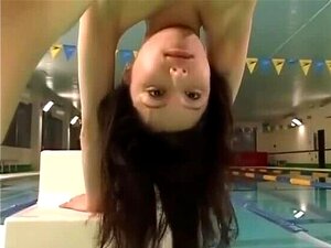 Rassige japanische Frau ist in Bukkake an einem öffentlichen Ort