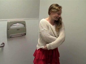 Die vollbusige Lili masturbiert im Badezimmer