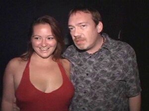 Mollige Schönheit Blowbang im Pornotheater. Dirty D hat diese