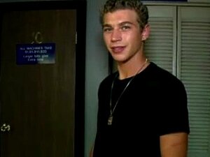 Ein Amateur-Schwuler lutscht einem hetero Typen den Schwanz in einem