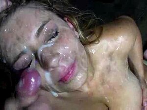 Blonde mit großen Titten bekommt riesige Ladungen Sperma ab