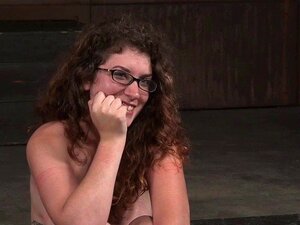 Büstenhafte Sub wird im Spreizadler gefickt. Büstenhafte Sub wird