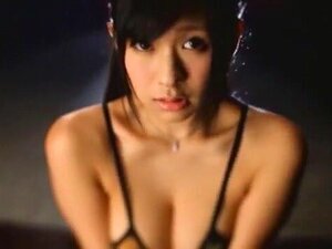 L'incroyable modèle japonaise Nana Ogura dans des bas fabuleux,