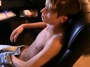 Gay sötnos avsugning i rörlig bil söt svart