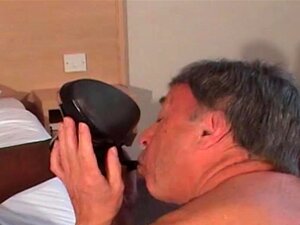 Ein alter weißer Mann verehrt eine schwarze Frau