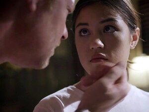 Il patrigno conservatore di giorno scopa la figliastra di notte. Il