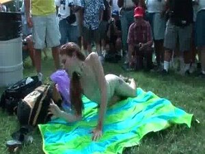 Groupe de jolies filles de fête montrant