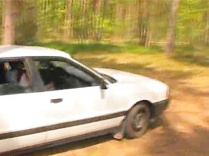 Erstaunlicher Chick-Dreier im Auto