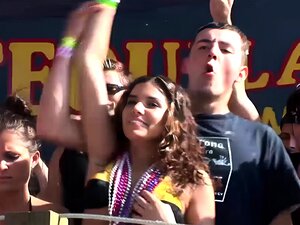 Vieze meiden hebben plezier op het concert