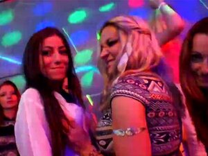 Ungewöhnliche Mädels werden auf einer Hardcore-Party total verrückt