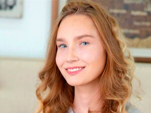 Schattige solo-schat engel Claire Roos speelt met haar spleet