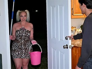 MILF ist so dumm, dass sie zustimmt, für Geld zu ficken, anstatt die