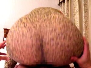 Slanke Japanse slaaf geniet van haar tijd tussen twee lullen