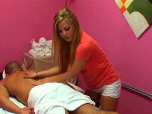 Fascinerande sex under massage. Fascinerande dam organiserar sex under