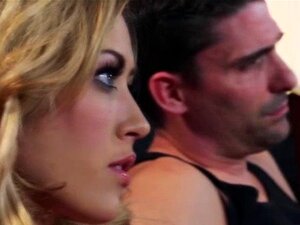 Echte blonde Hausfrau managt zwei Schwänze