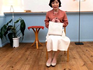 Kleinbrüstige asiatische Frau Nicoline bekommt