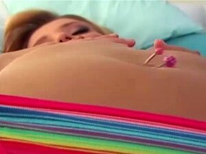 Rondborstige babe solo masturbatie sessie