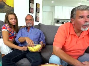 Brunette söpöläinen rakastaa saada kuseen vanhempi ukki