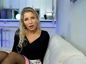 Stiefzoon die voor zijn MILF stiefmoeders hongerige kut zorgt. Blonde
