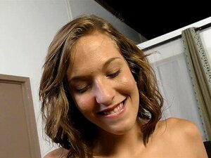 Lass dich von Molly Mansons kleinen, unwiderstehlichen Titten