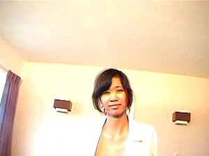 Kleine asiatische Schulmädchen unterwirft sich mir leise