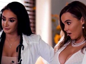 Stiefmütter-Ärzte überprüfen die Gesundheit ihrer Stieftöchter