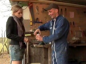 Diese sehr sexy blonde Süße wird unseren Arbeiter, der leider