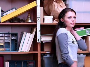 Heißer Büroflirt mit zwei atemberaubenden Brünetten! Ihre