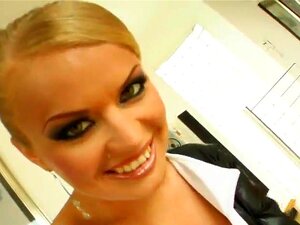 Dora Venter is een oude college porno slet die nu volledig in