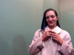 Stellare tschechische Nymphomanin wird im Einkaufszentrum verführt