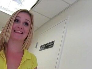 College-Dreier-Blowjob im Waschraum