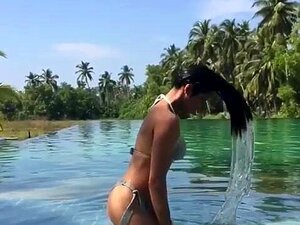 Padma Laskshmi nass im Bikini, kurzer Clip