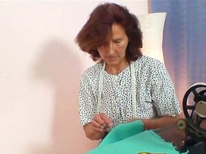 Er fickt Oma beim Nähen