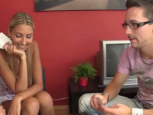 Dünnes blondes Babe mit Zöpfen zog ihr Höschen aus, um einen Kerl