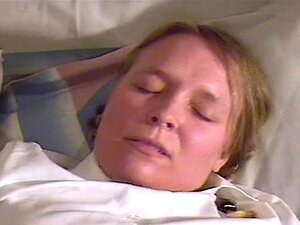 Mädchen masturbiert und kommt zweimal, wird am Ende von Mama