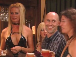 Freche Swingerfrau fühlt sich so glücklich, eine legale Schlampe zu