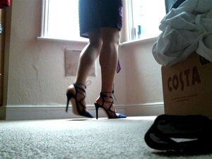 Spitze blaue Spitze bis Sandalen und lila Kleid