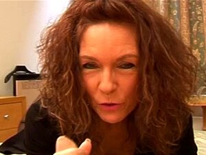Reife Brünette gibt einen harten Handjob